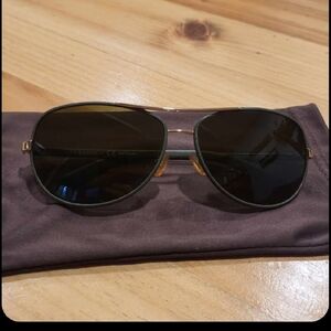 Chic Black Aviator Sunglasses